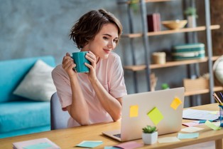 Polacy chcą pracować zdalnie, ale nie mogą. Pracodawcy lubią mieć pracowników na oku?