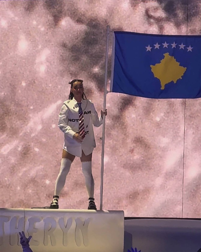 Keti Peri i zastava Kosova