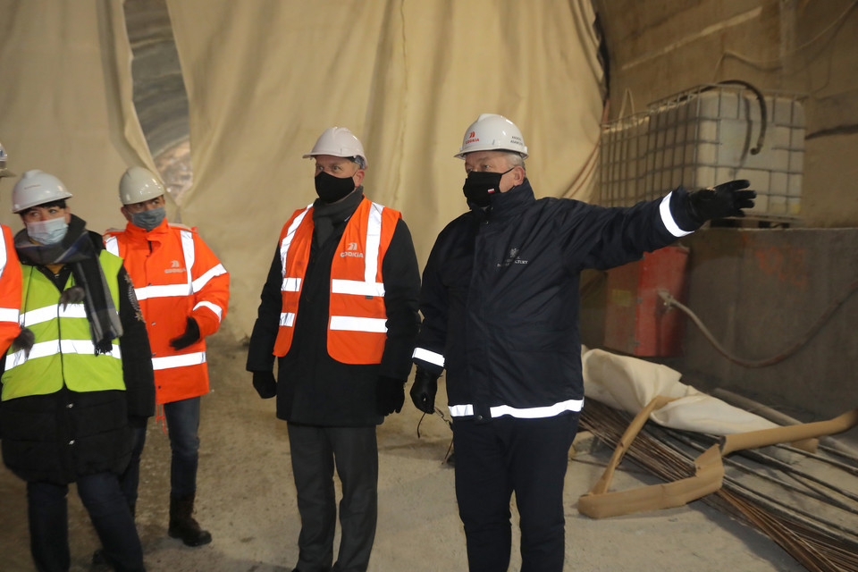 Końcowy etap budowy najdłuższego tunelu drogowego w Polsce pod Luboniem Wielkim na Zakopiance. Wizyta ministra infrastruktury Andrzeja Adamczyka.