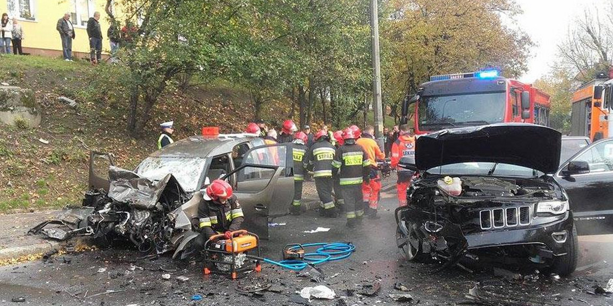 Czołowe zderzenie w Gorzowie Wielkopolskim. Z aut zostały wraki