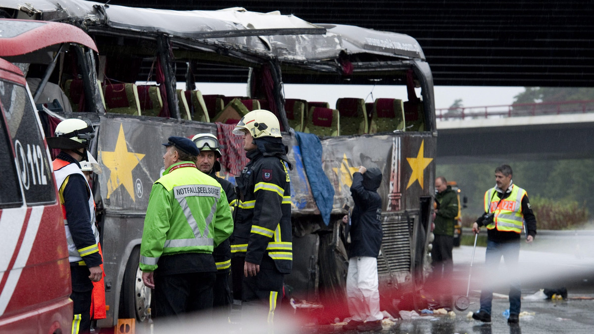 Kilka minut po godzinie 4 dzisiaj rano rodziny poszkodowanych w wypadku polskiego autokaru w Niemczech pojechały do Berlina - poinformowano w Urzędzie Miejskim w Złocieńcu (Zachodniopomorskie). W wypadku pod Berlinem zginęło 13 osób, 29 jest rannych. Do Niemiec polecieli wczoraj premier Donald Tusk i minister zdrowia Ewa Kopacz.