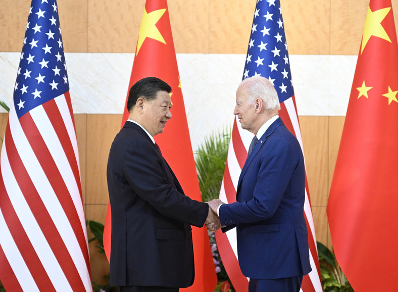 Prezydent Chin Xi Jinping i prezydent USA Joe Biden przed szczytem G20 na Bali w Indonezji, 14 listopada 2022 r.