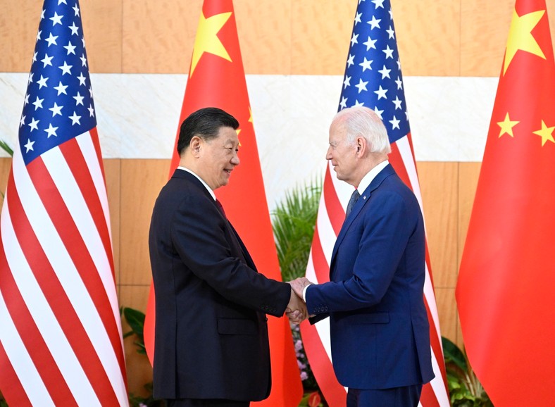 Prezydent Chin Xi Jinping i prezydent USA Joe Biden przed szczytem G20 na Bali w Indonezji, 14 listopada 2022 r.