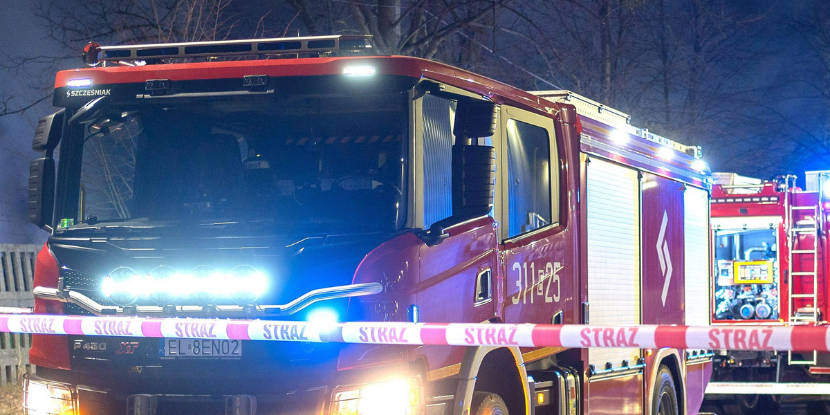 Tragedia w Krakowie przy ul. Mazowieckiej. W mieszkaniu znaleziono kobietę i jej psa. 