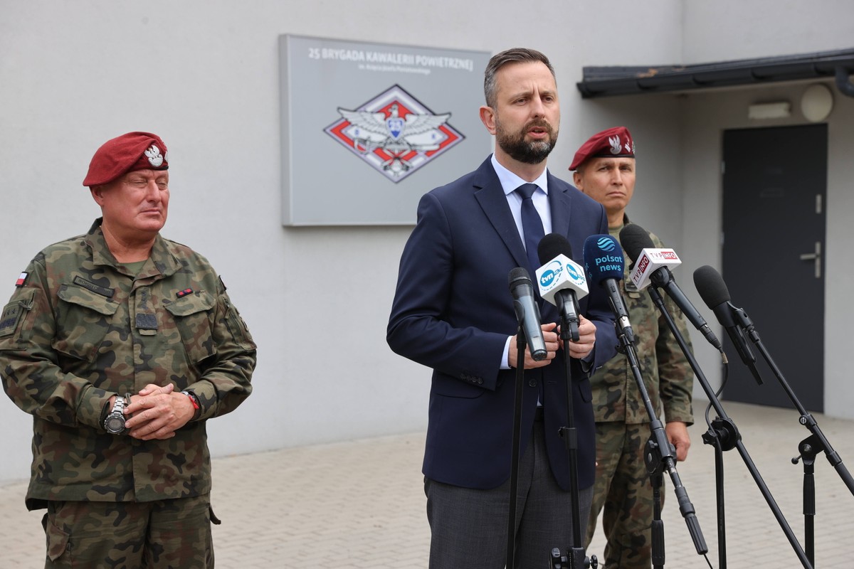 8 tys. żołnierzy i funkcjonariuszy na granicy z Białorusią. Szef MON apeluje o czujność