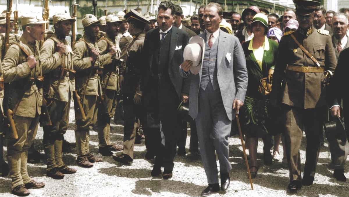 Atatürk osobiście zajął się zmianą wizerunku tureckiego mężczyzny: wycofał fez – tradycyjne nakrycie głowy.