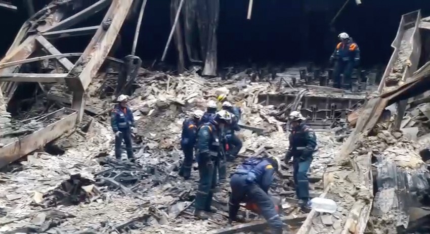 Vatrogasci na mestu spaljene dvorane Krokus u Moskvi  24. marta nakon terorističkog napada