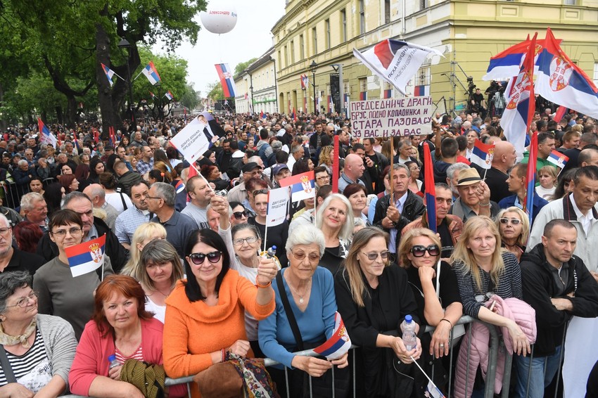 Skup SNS u Pančevu, nešto pre 18 sati