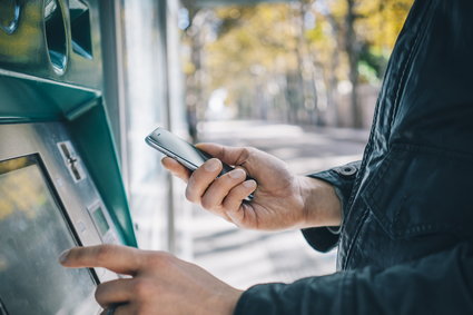 Jak wypłacić pieniądze z bankomatu bez karty?