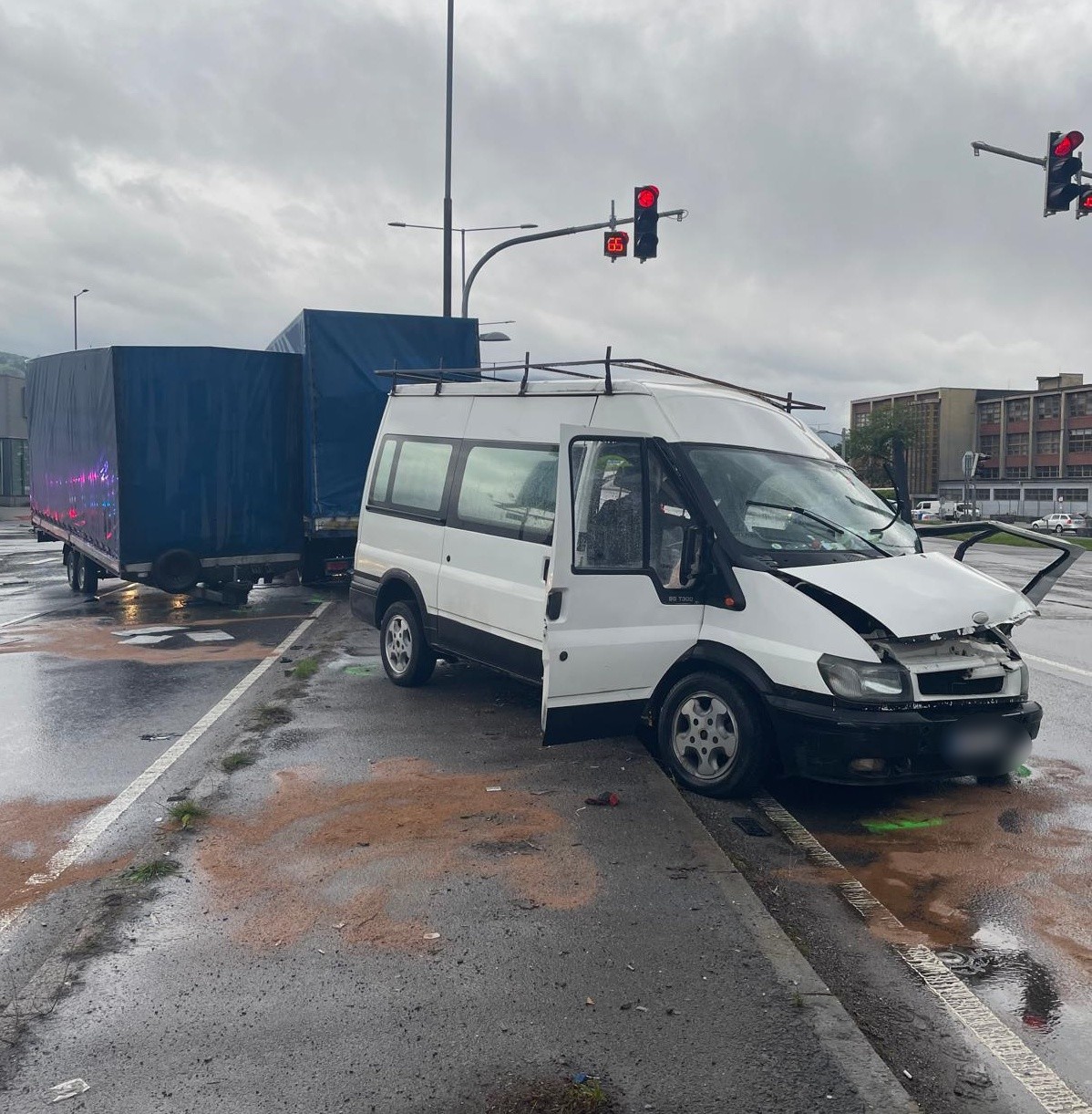 Pri tragickej dopravnej nehode v Ružomberku prišli o život dve osoby.
