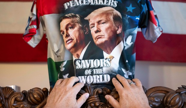 Majica sa likovima Viktora Orbana i Donalda Trampa