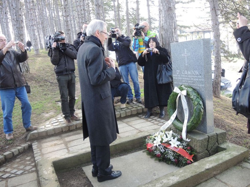 Ambasador SAD Majkl Kirbi polaže venac na grob dr Semjuela Kuka