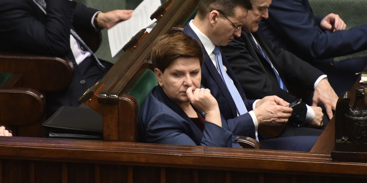 Zmęczona Szydło bez makijażu w Sejmie