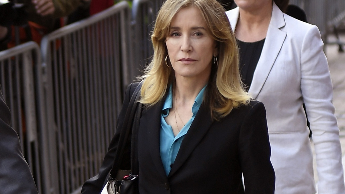 Aktorka Felicity Huffman znalazła się wśród ponad 40 osób oskarżonych o wręczanie łapówek w zamian za przyjęcie ich dzieci na prestiżowe amerykańskie uczelnie, m.in. Stanford czy Yale. Teraz gwiazda serialu "Gotowe na wszystko" przyznaje się do winy i przeprasza: "Zdaję sobie sprawę z mojej winy, żałuję swoich czynów oraz wstydzę się, tego, co zrobiłam".