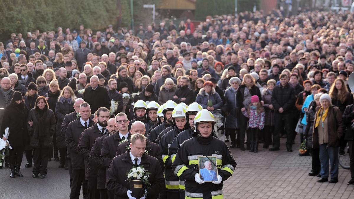 Dwa tygodnie temu w Szczyrku doszło do największej tragedii w dziejach tej górskiej miejscowości. Dzień pogrzebu był najsmutniejszy. Pochowano ośmioosobową rodzinę Kaimów, która zginęła w wybuchu gazu. Na ostatnie pożegnanie przyszły tłumy, niemal cały Szczyrk. Ludzie milczeli, wielu nie kryło łez. Żegnali swoich sąsiadów. - Niech Wam chmury śniegiem będą - powiedział w poruszającym wspomnieniu o zmarłych Antoni Byrdy, burmistrz Szczyrku.