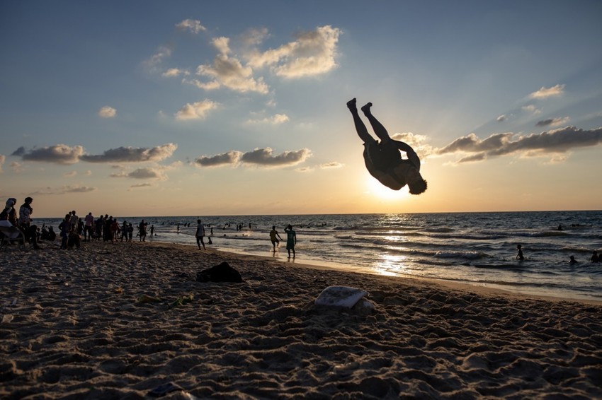 Palestinci na plaži u Kan Junisu na jugu Gaze 4. septembra 2024.