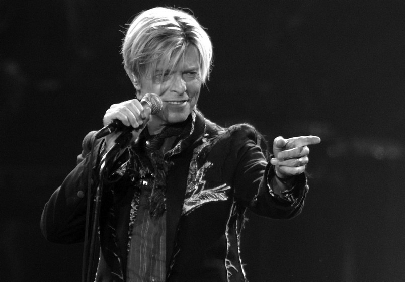 – David Bowie zmarł dzisiaj w spokoju, otoczony przez rodzinę, po odważnej 18-miesięcznej walce z rakiem. Dzieląc się z wami tą stratą, prosimy o uszanowanie prywatności rodziny w czasie żałoby – poinformowali bliscy artysty na jego oficjalnym Facebooku i Twitterze. Muzyk zmarł 10 stycznia po 18 miesiącach walki z rakiem.