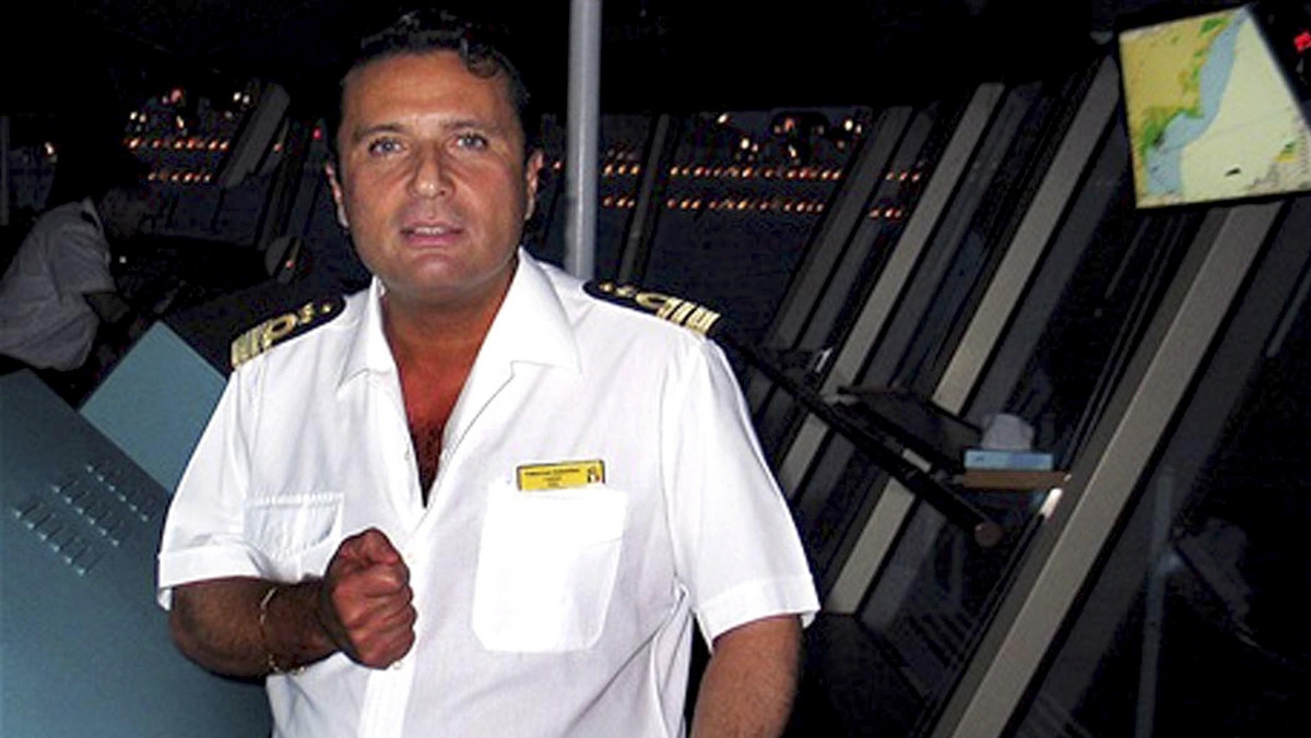 Francesco Schettino, kapitanowi wycieczkowca Costa Concordia, który kilka tygodni temu przewrócił się na mieliźnie u wybrzeży Włoch, grozi łącznie 2500 lat więzienia - informuje "The Telegraph". Taka kara może zostać wymierzona za rozbicie i porzucenie statku, a także wiele zarzutów o nieumyślne spowodowanie śmierci. W katastrofie statku w styczniu 2012 roku zginęło co najmniej 17 osób.