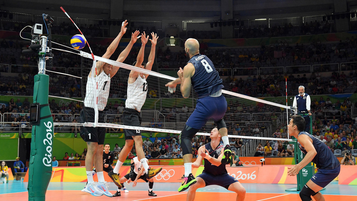 Trzecie z rzędu zwycięstwo na igrzyskach olimpijskich odnieśli amerykańscy siatkarze, którzy na zakończenie fazy grupowej 3:0 (25:23, 25:11, 25:19) pokonali Meksyk i zapewnili sobie występ w ćwierćfinale. O tym, z kim przyjdzie im się zmierzyć i które miejsce zajmą w grupie A, zadecydują dwa pozostałe mecze w stawce.