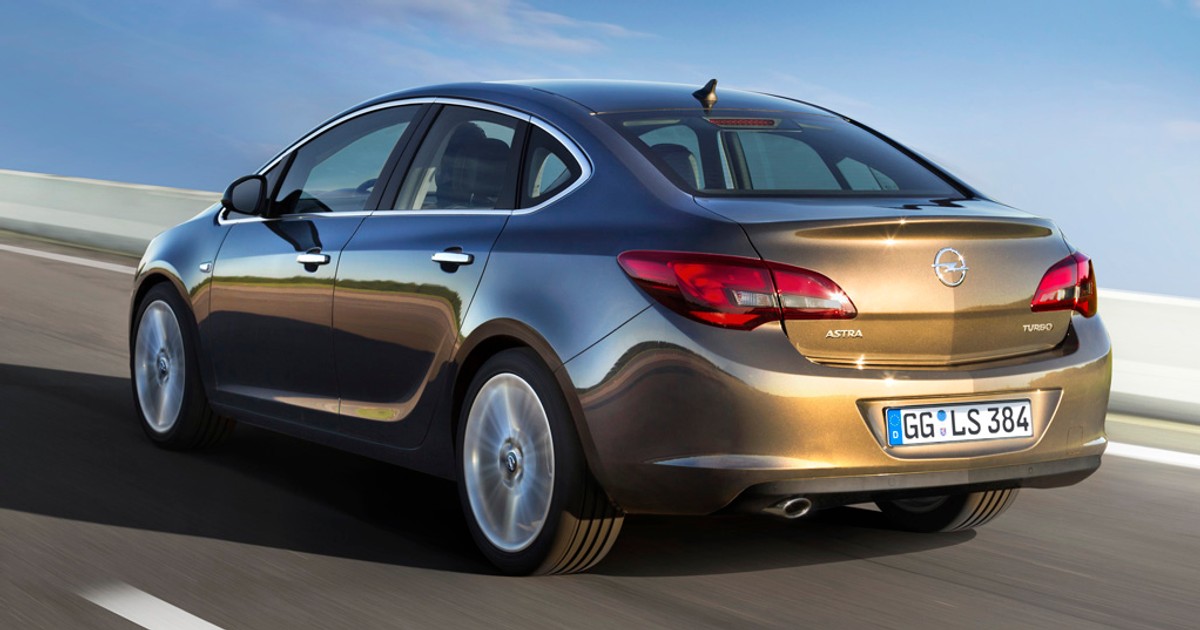 Opel Astra sedan ceny i wyposażenie
