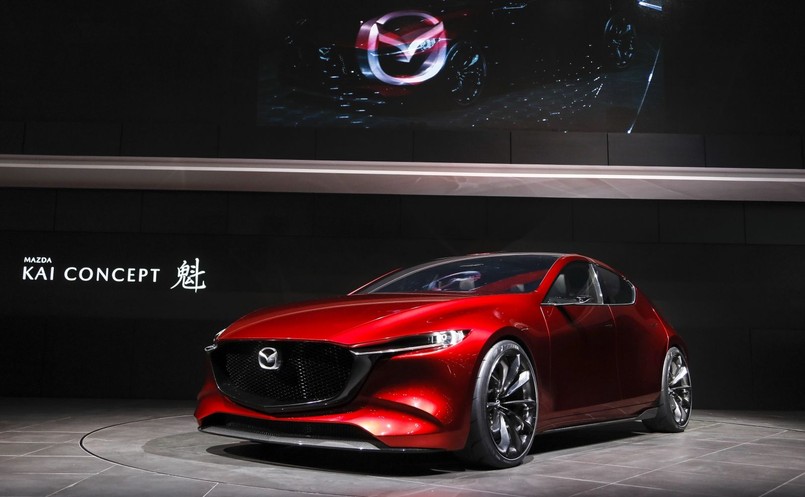 Mazda KAI Concept. Nowa jednostka Skyactive-X (2 litry pojemności, 4 cylindry, bezpośredni wtrysk, kompresor i moc ok. 190 KM) ma zadebiutować na rynku w 2019 roku razem z nową "trójką"