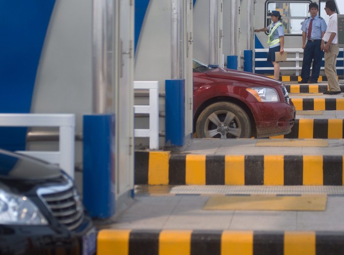 Samochody wjeżdżają na najdłuższy most świata