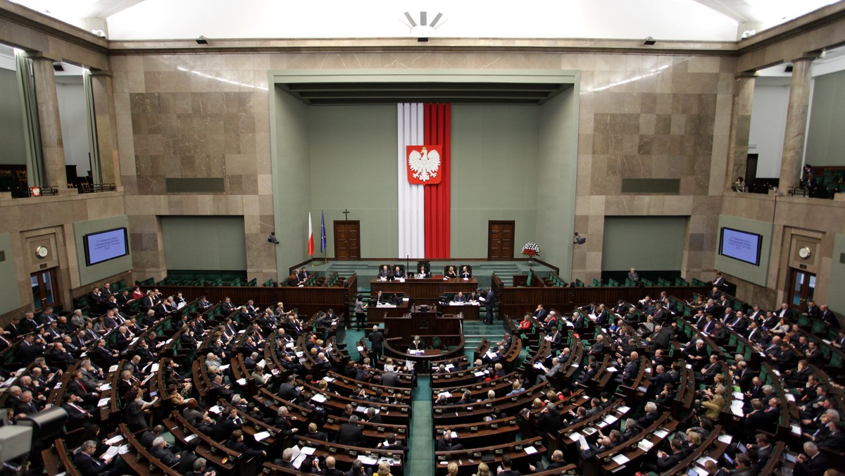 Gdyby wybory parlamentarne odbywały się w połowie sierpnia, Platforma Obywatelska uzyskałaby 36 proc. poparcia, a PiS - 22 proc. Do Sejmu weszłyby też: SLD, na który chciało głosować 8 proc.; PSL z wynikiem 6 proc. oraz Ruch Palikota z 5-proc. poparciem - wynika z sondażu CBOS.