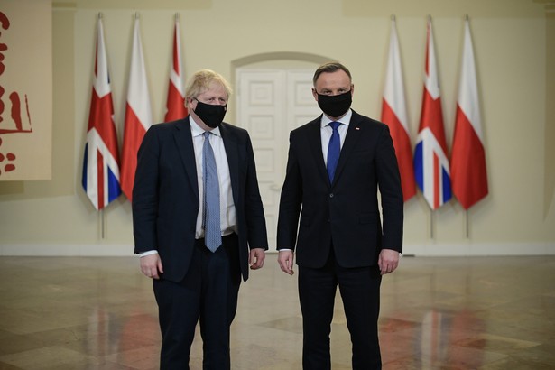 Warszawa, 10.02.2022. Prezydent RP Andrzej Duda (P) oraz premier Wielkiej Brytanii Boris Johnson (L) wzięli udział w spotkaniu w Pałacu Prezydenckim w Warszawie, 10 bm. Głównym powodem wizyty premiera Wielkiej Brytanii jest kwestia bezpieczeństwa w regionie, ze szczególnym uwzględnieniem działań Rosji wobec Ukrainy. Premier Boris Johnson przebywa z jednodniową wizytą w Polsce. (aldg) PAP/Marcin Obara