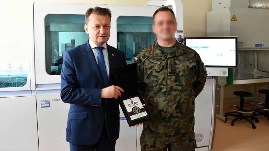 Minister Błaszczak jeszcze w lipcu gratulował sukcesów zatrzymanemu dyrektorowi wojskowego instytutu