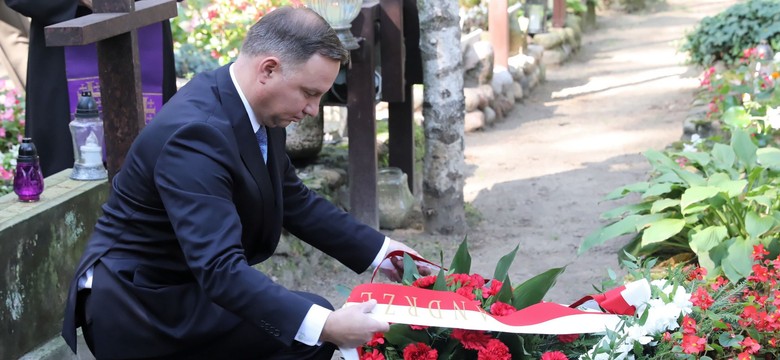 Prezydent Duda złożył wieniec na grobie Tadeusza Mazowieckiego. Zobacz WIDEO