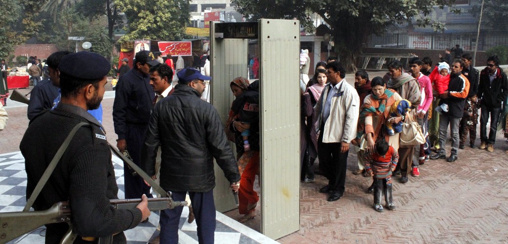 Ochrona pilnowała wiernych