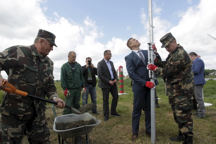 Wysokie na dwa metry metalowe ogrodzenie będzie docelowo biegło wzdłuż 130 km na granicy litewsko-rosyjskiej. 
<br>Na zdjęciu: Litewski minister spraw wewnętrznych Eimutis Misiunas i szef straży granicznej Litwy Renatas Pozela  
<br><br> fot. EPA / VALDA KALNINA Dostawca: PAP / EPA.