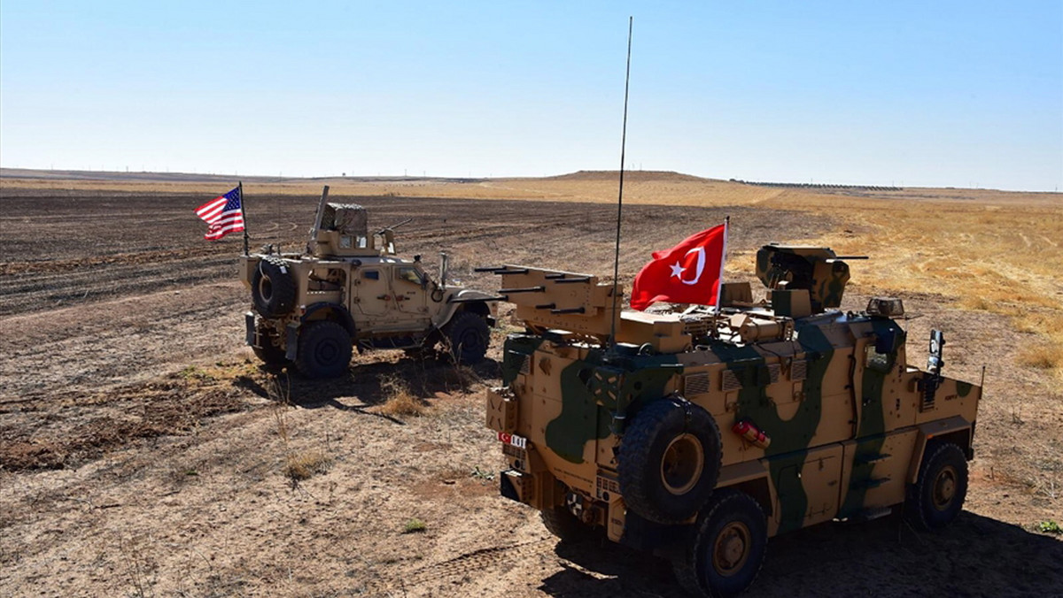Decyzja Waszyngtonu o wycofaniu wojsk USA z północnych terenów Syrii dotyczy tylko 50 do 100 żołnierzy amerykańskich sił specjalnych - poinformował wczoraj wysoki rangą urzędnik Białego Domu. Wyjaśnił, że nie oznacza to "zielonego światła" dla tureckiej ofensywy zbrojnej.