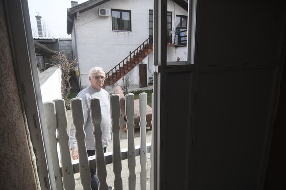 A poznati krojač je sada sa svih strana okružen zidovima