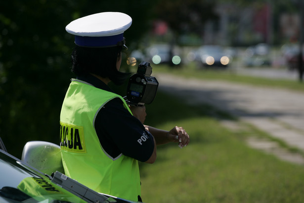 Policjanci kontrolowali kierowcę. Tymczasem z lasu dobiegły soczyste wyzwiska...