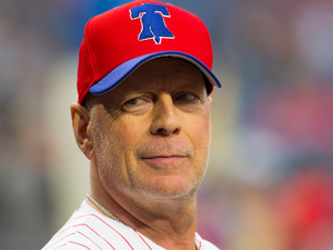 Bruce Willis friss fotójától összeszorul a szíved: a demenciával küzdő színész végre boldogan mosolyog