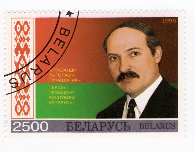 Aleksander Łukaszenka – rządzący Białorusią od 1994 r. – pod koniec roku będzie się starał o kolejną kadencję prezydencką i jeśli nie wydarzy się nic nieprzewidzianego, bez większego problemu ją sobie zapewni. Łukaszenka bardziej niż wewnętrznej opozycji obawia się dziś Rosji, która na Ukrainie pokazała, że kraje postsowieckie uważa za swoją strefę wpływów.
