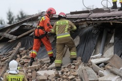 Eksplozja w Kaczorowie. Ranna 81-latka, ratownicy przeczesują gruzowisko