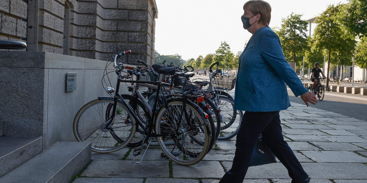 Kanclerz Niemiec Angela Merkel wchodzi do budynku Bundestagu