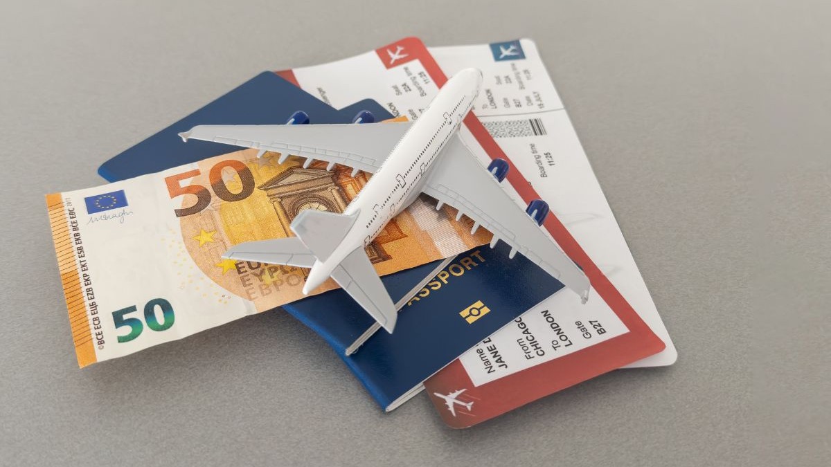 Mitul conform căruia biletele de avion se scumpesc dacă le cauți de mai multe ori a fost demontat de o anchetă europeană. Cum funcționează, de fapt, sistemul de prețuri