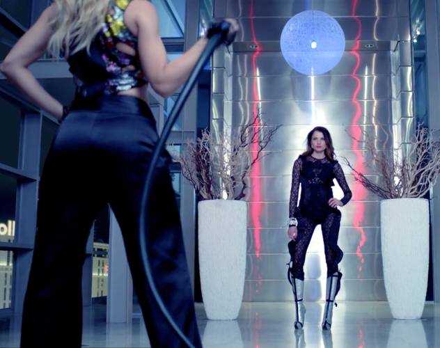 Kadry z klipu 'Work B**ch!'