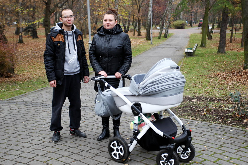 Aneta Gwóźdź (32 l.), z synem Filipem (0,5 r.) i bratem Kevinem (21 l.)