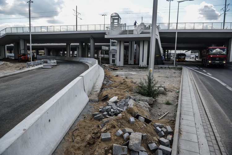 Zamieni się także odcinek między Powązkami a Żeraniem, gdzie powstał  600-metrowy, przeszklony półtunel z ekranów akustycznych. Nowy obiekt ma na celu zabezpieczyć przed hałasem mieszkańców pobliskich osiedli.<br><br>
fot. (zuz) PAP/Jakub Kamiński