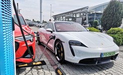 Samochód elektryczny naładujesz szybciej. Znika kluczowa bariera, rząd zmienia prawo