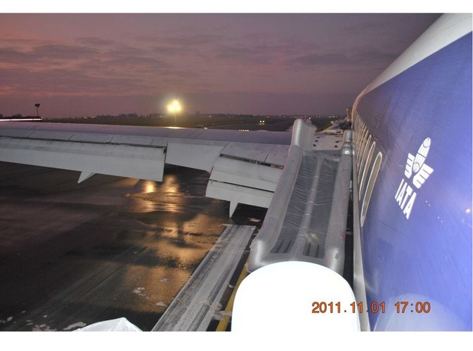 Widok z głównych tylnych drzwi na lewe skrzydło