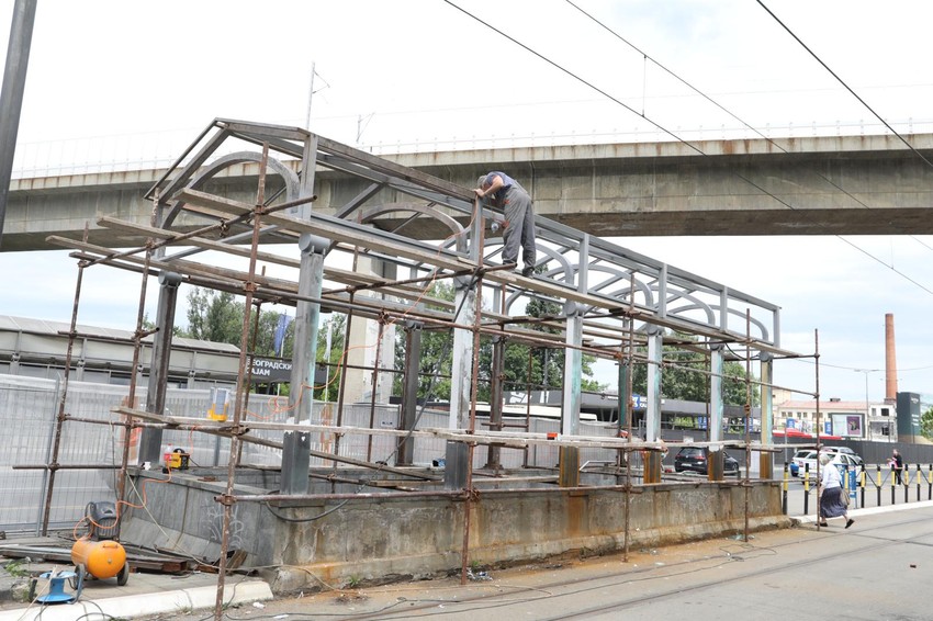 Radovi na kućici, a unutra...