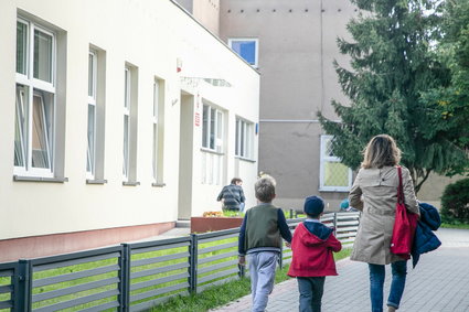 Polacy płacą za edukację dzieci. Badanie pokazuje ile