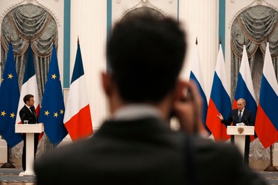 Francuskie media o spotkaniu Putin-Macron: napięty ton i 'zamknięta' postawa rosyjskiego przywódcy