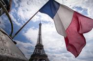 Wieża Eiffla Paryż Francja flaga francuska