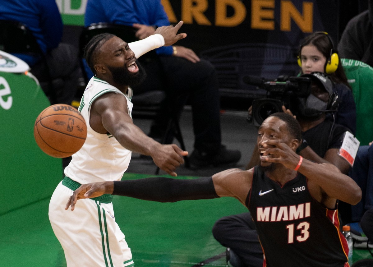 Koszykarz Miami Heat Bam Adebayo (P) i zawodnik Boston Celtics Jaylen Brown (L)